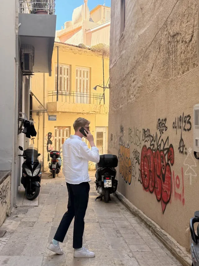 Unterwegs in einer Gasse, am Telefon