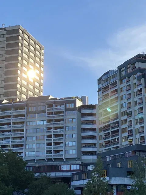 Hochhäuser von unten gegen die Sonne
