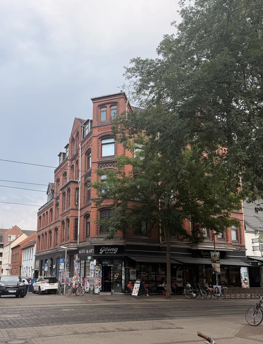 Backstein-Eckhaus in der Nachbarschaft