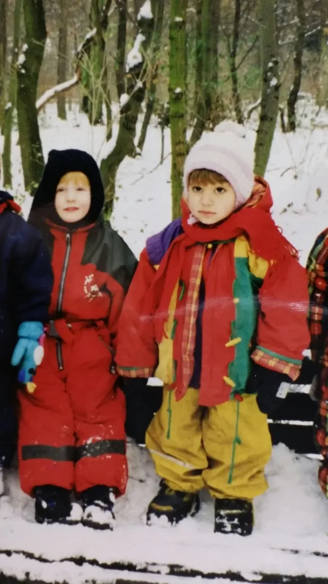 Kindheitsfoto der beiden Gründer im Schnee