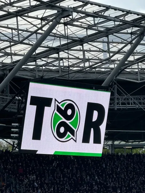 Anzeigetafel im Stadion nach einem Tor