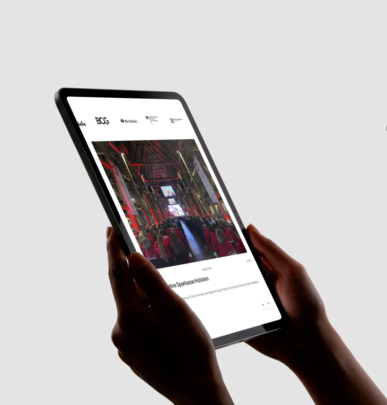 Convent-Website im gehaltenen Tablet